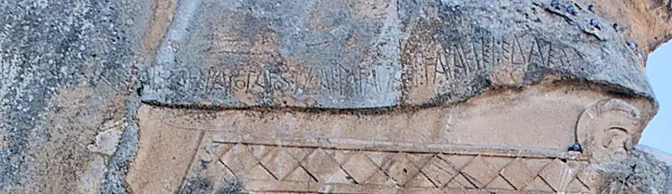 La inscripción de Midas sobre la cornisa, reza ATES. . . MIDAI LAVAGTAEI VANAKTEI EDAES 'Ates .... ha dedicado [este monumento] a Midas, líder del pueblo y gobernante'.[6]​[5]​