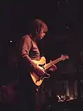 Mike Stern interpretando su modelo característico (2001).