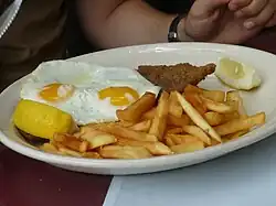 Milanesas a caballo, también llamadas milanesa a lo pobre