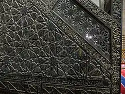 Detalle del minbar Divriği: las líneas entre las tablas de madera montadas una al lado de la otra son visibles, mientras que la propia superficie está tallada con motivos que imitan el trabajo de kündekâri