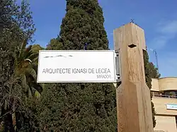 Placa vertical sobre mástil: mirador Arquitecto Ignasi de Lecea.