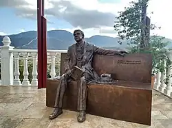 Escultura homenaje al poeta Villaespesa.