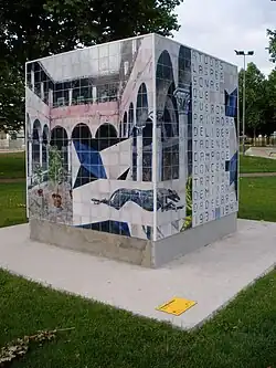 'Poliedro' (Fernando Renes, 2021), escultura memorial del campo de concentración, en el Parque Alcalde Emiliano Bajo