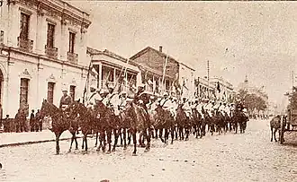 Una cuarta del dragones recorriendo las calles.