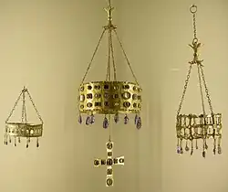 Coronas votivas del Tesoro de Guarrazar, orfebrería visigoda del siglo VII (las piezas están repartidas entre este museo y dos de Madrid: la Armería Real y el Museo Arqueológico Nacional).