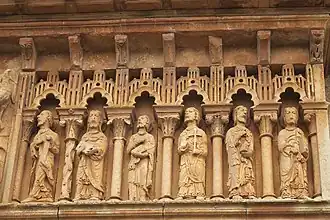 Seis apóstoles, en la parte derecha