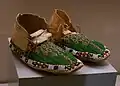 Mocasines posiblemente cheyennes o sioux. Piel, tendón y cuentas de vidrio de colores. Estados Unidos, último cuarto del siglo XIX.