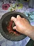 Moliendo en un molcajete. San Juan Achiutla, Oaxaca, México.
