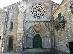 Fachada del monasterio, donde se ve el rosetón.