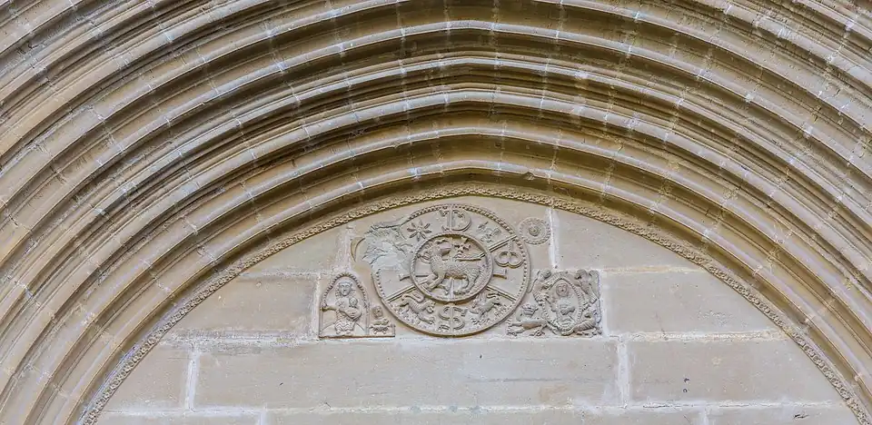 Tímpano con crismón representando un Agnus Dei.