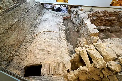 Drenaje de segundo orden de piedra y sección cuadrada (derecha), desembocando en el Erídano reentubado, con ladrillos en bóveda en el siglo II (a la izquierda).