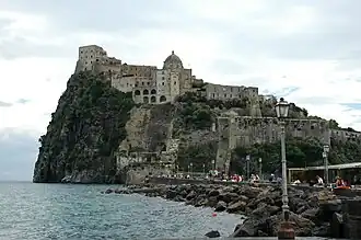 Ischia Ponte, Castillo Aragonés, escena antes de que Marge abandone el barco