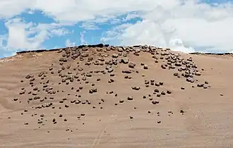 Curiosas formaciones rocosas cerca del salar.