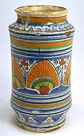 Albarelo decorado con «ojo de pluma de pavo real». Montelupo, siglo XVI.