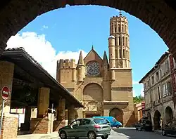 L'église Saint-Victor de Montesquieu-Volvestre tiene un raro ejemplar de campanario de 16 lados