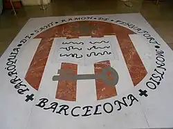 Mosaico en el atrio de entrada.