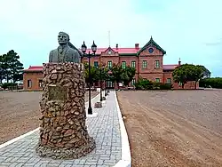 Monumento al ingeniero que dio vida al ferrocarril.