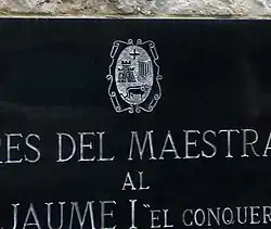 Escudo de Ares en la placa del monumento a Jaume I, en la plaza de la Iglesia.