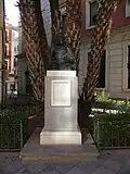 Estatua de Cervantes en la cercana calle Entrecárceles