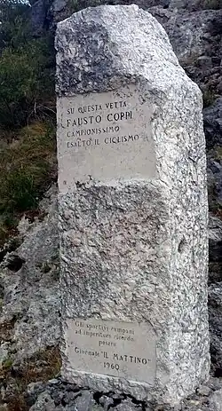 Monumento en memoria de Fausto Coppi en el paso de Agerola (NA)