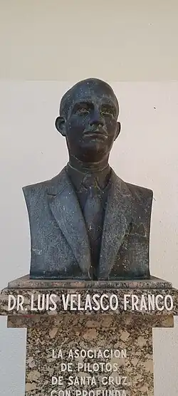 Monumento al dr. Luis Velasco Franco, fundador del primer Aeroclub Oriental de Santa Cruz, Bolivia. Pionero de la aviación cruceña.