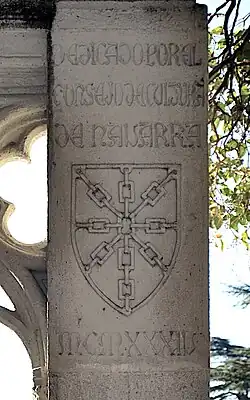 En la inscripción se lee: «Dedicado por el Consejo de Cultura de Navarra [escudo de Navarra]. MCMXXXIV» (1934)