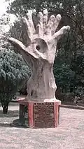 Monumento a las víctimas de la masacre estudiantil del 30 de julio de 1975, que está ubicado en el campus central de la Universidad de El Salvador.