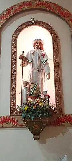 Monumento a san Roque en el templo homónimo en Santa Cruz de la Sierra (Bolivia). Su vestimenta corresponde al traje típico cruceño (cambita).