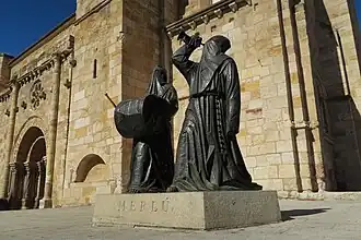 Monumento al Merlú, frente a la iglesia de San Juan de Puertanueva, obra del escultor zamorano Antonio Pedrero