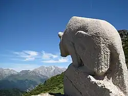Monumento al Oso, en el collado de Llesba, en el puerto de San Glorio.