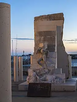 Monumento a las víctimas de Mauthausen en la ciudad de Almería (España), por la escultora Mariángeles Lázaro Guil.