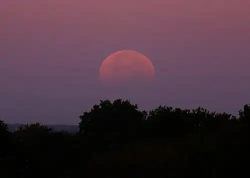 Eclipse selenelion en el horizonte, Minneapolis, Minnesota, 00:26 UTC