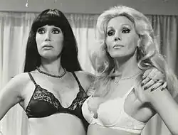 Casán junto a Susana Giménez en A los cirujanos se les va la mano (1980).