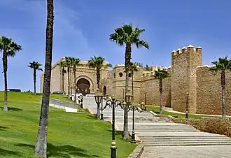 La monumental puerta de la qasbah de los Udayas (1150-1199) en Rabat, Marruecos (finales del siglo XII). Desde 2012, es Patrimonio de la Humanidad[163]​