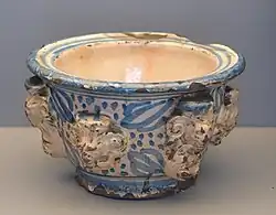 Mortero del siglo XIX con cabezas en relive. Museo Nacional de Artes Decorativas