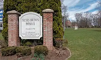 Un letrero en el frente de la escuela Moses Brown