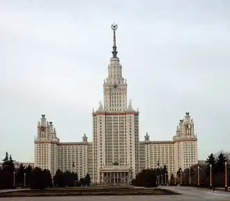 Universidad Estatal de Moscú (1949-1953), obra de Lev Rúdnev