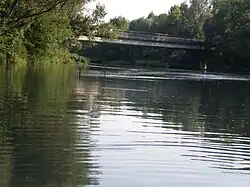 Un puente sobre el Pequeño Danubio en Hurbanova Ves