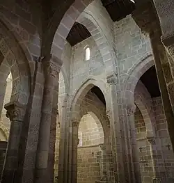 Nave del monasterio de Travanca, es claramente visible el uso de arcos apuntados para las arcadas.