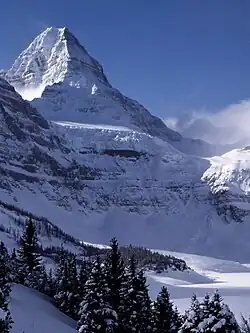 El monte Assiniboine visto desde arriba del lago Magog