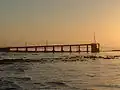Muelle acompañado de un atardecer