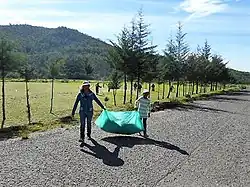 Mujeres, jóvenes y hombres de San Juan Achiutla, San Miguel Achiutla y Sanitago Atoyaquillo participando en el tequio en el IEBO, Oaxaca, México, 2018.