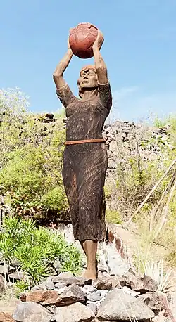 Estatua de una mujer aborigen en el parque temático Mundo Aborigen, Fataga (San Bartolomé de Tirajana).