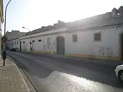 Lienzo de muralla utilizado para construir una bodega.