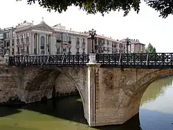 Puente con el templete de la Virgen de los Peligros.