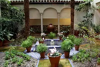 Patio andaluz con azulejos de Triana