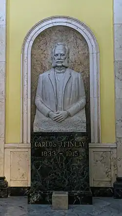Estatua de Carlos Finlay en el vestíbulo de acceso público del Museo Histórico Carlos J. Finlay en La Habana, Cuba.