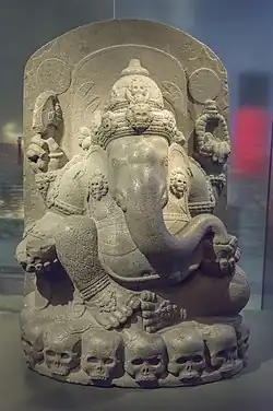 Ganesha sentado en un anillo de cráneos.