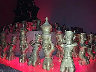 Figurillas de bronce con sayos ceñidos, Sanxingdui