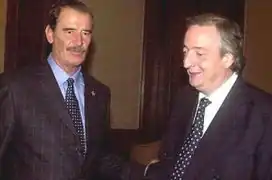 El presidente Vicente Fox junto con el presidente Néstor Kirchner en Monterrey, México; enero de 2004.